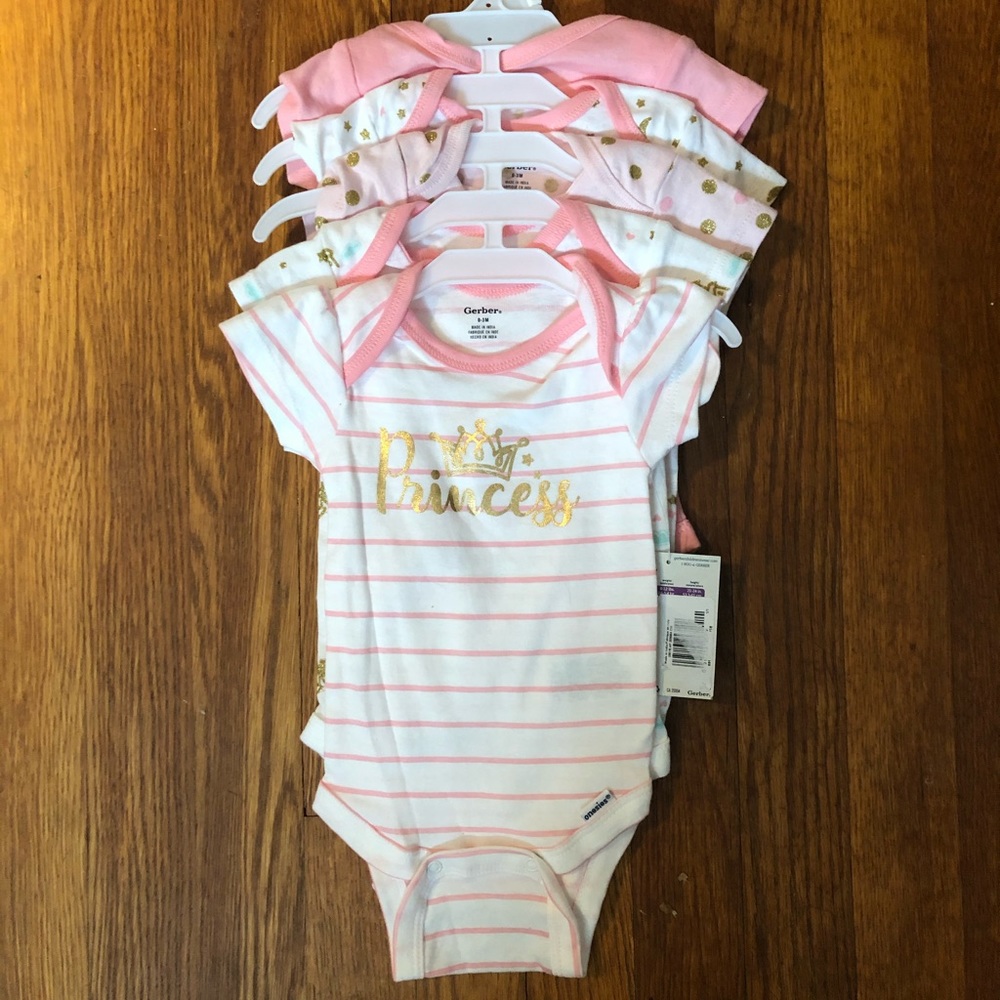 5 Gerber onesies & 4 pack of mittens
